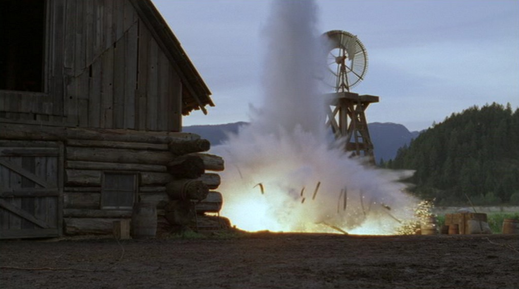 Carter und Teal'c lenken das Volk durch eine Explosion ab.